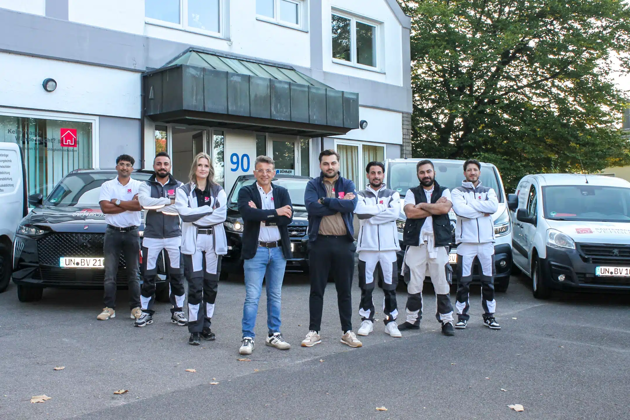 Das CostaPro Team vor dem Firmengebäude